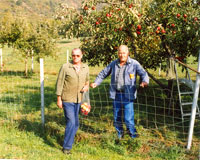 Zwei Mitglieder beim Ernten im Herbst